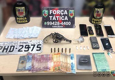 Força Tática recebe denúncia anônima e detém suspeitos com arma, drogas e carro com placa clonada