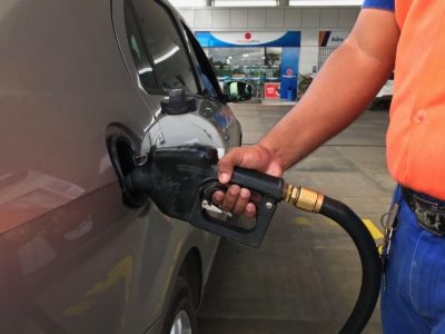 Preço médio da gasolina nos postos cai 0,3% na última semana, diz ANP