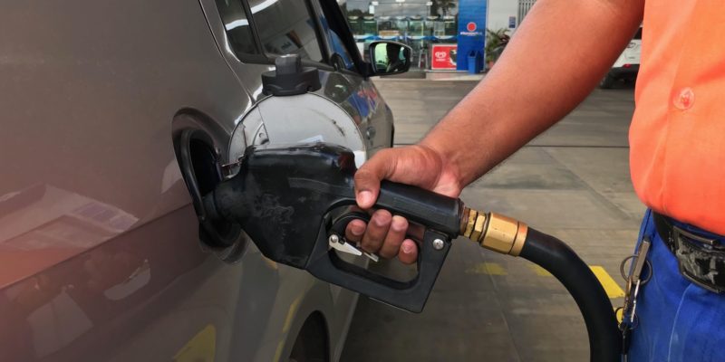 Preço médio da gasolina nos postos cai 0,3% na última semana, diz ANP