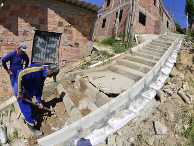 Comunidade Parque Mauá recebe reconstrução de nova escadaria