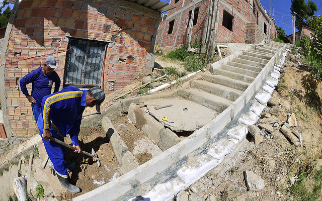 Comunidade Parque Mauá recebe reconstrução de nova escadaria