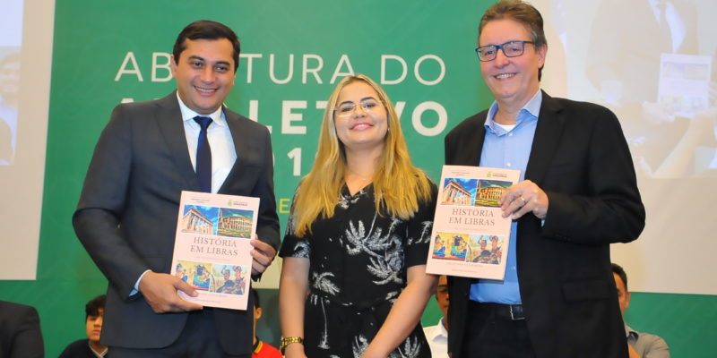 Livro de História em Libras é lançado na rede pública do estado