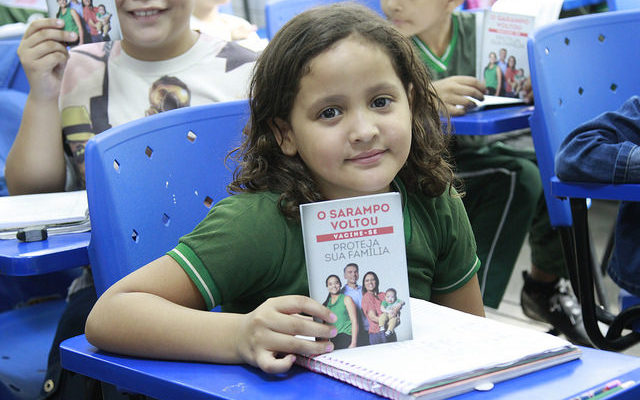 Pais de alunos terão até 31 de maio para apresentar declaração de cartão de vacinas atualizado nas escolas municipais